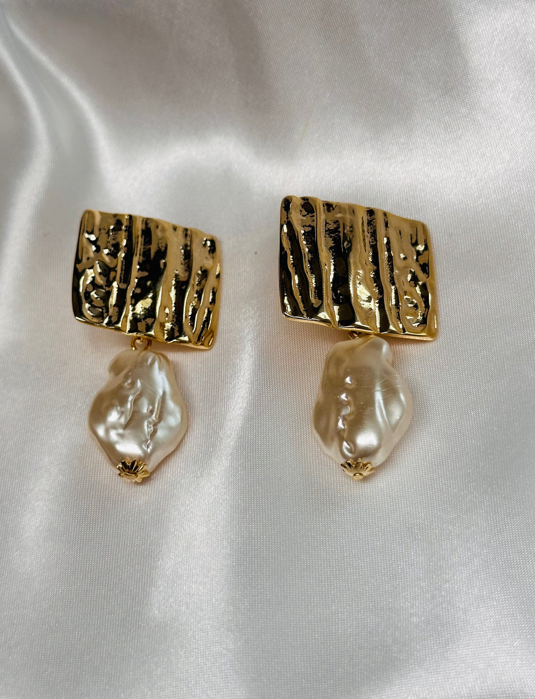 Exc Golden Clip On Earrings Size M