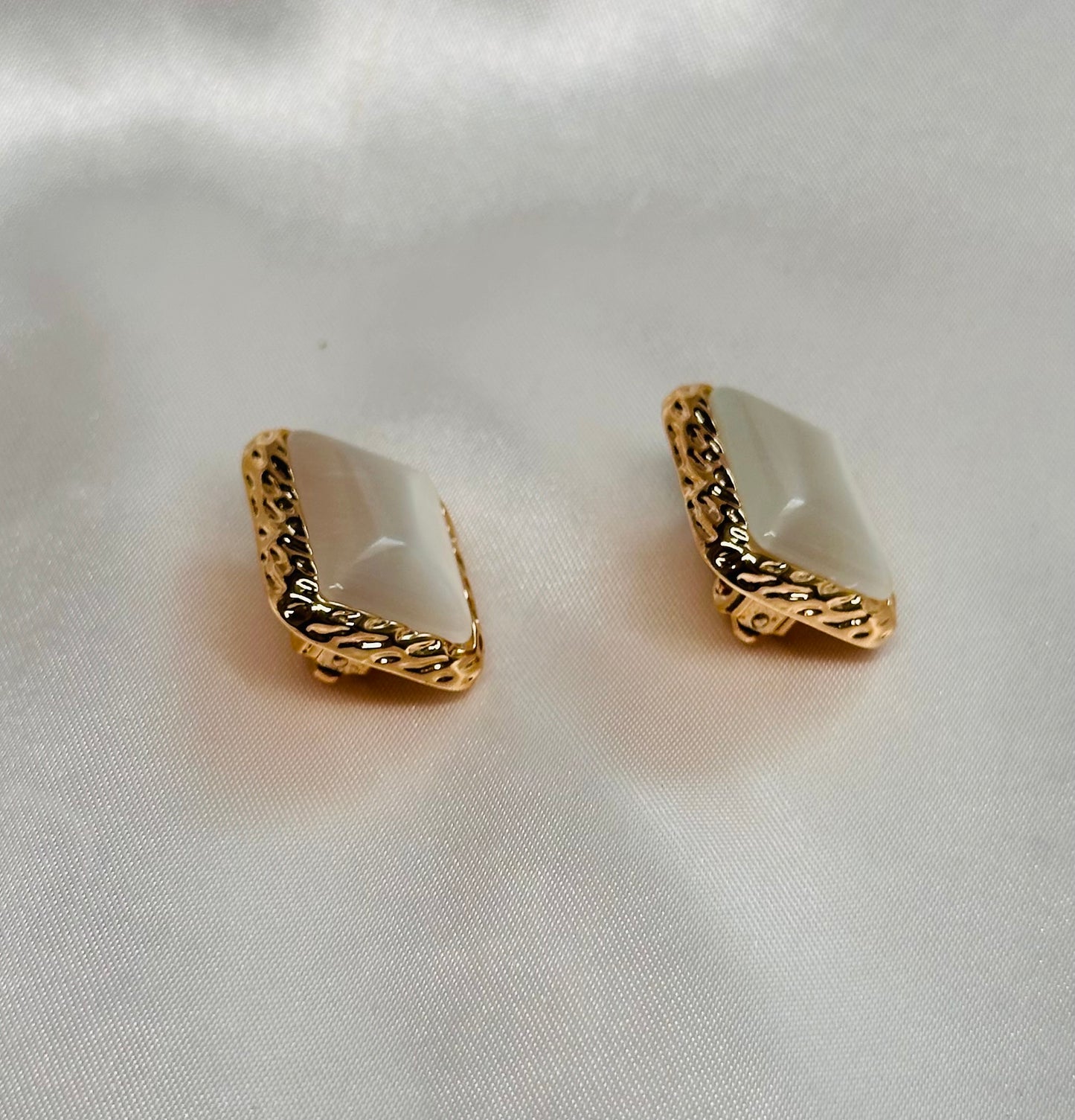 Exc Cat’s Eye Clip On Earrings