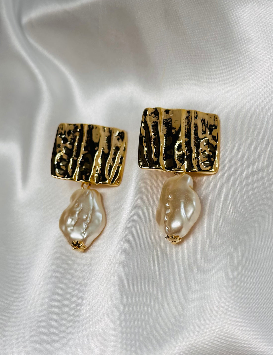 Exc Golden Clip On Earrings Size M